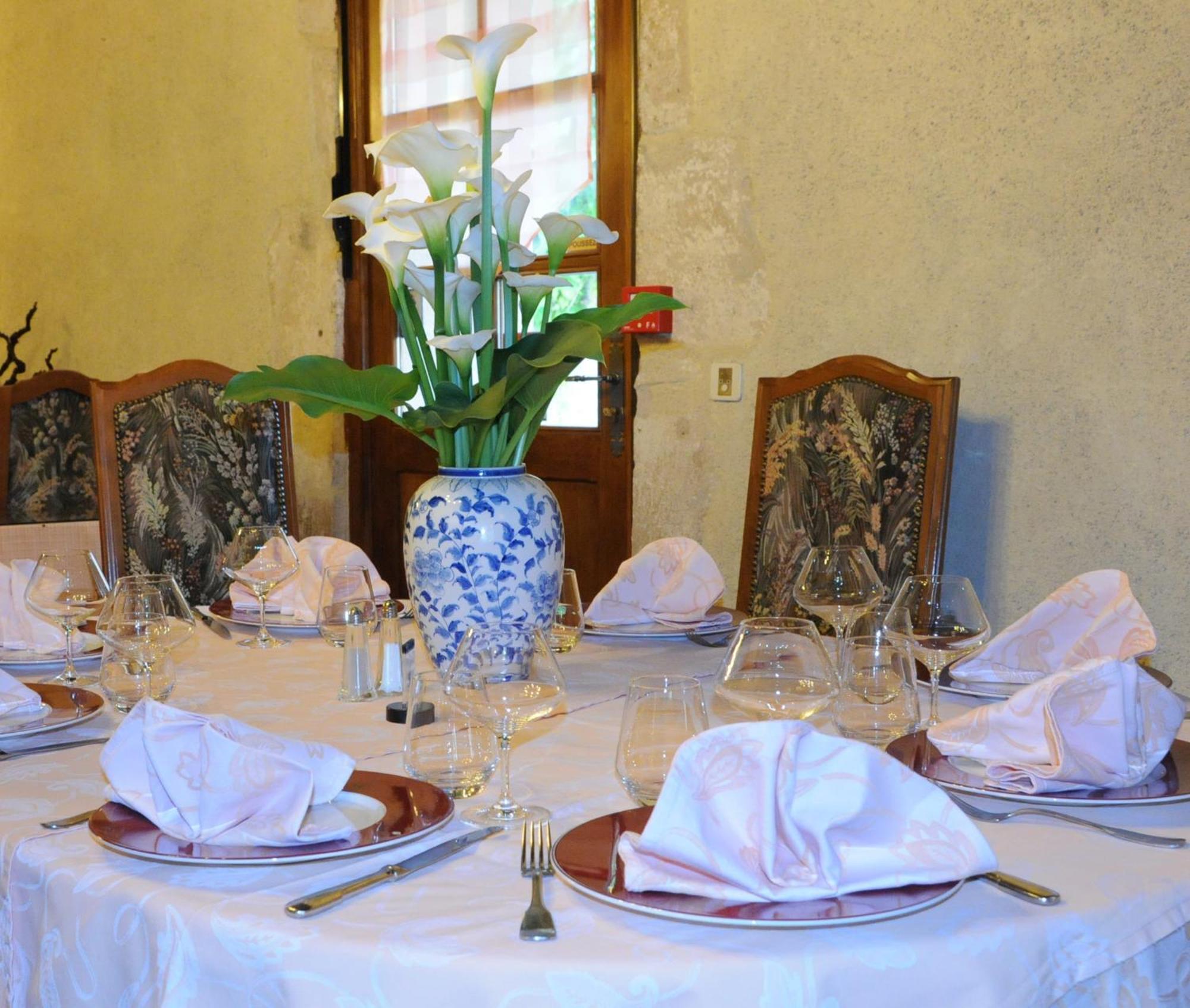 Hotel Logis Des Trois Maures Couches Exterior foto