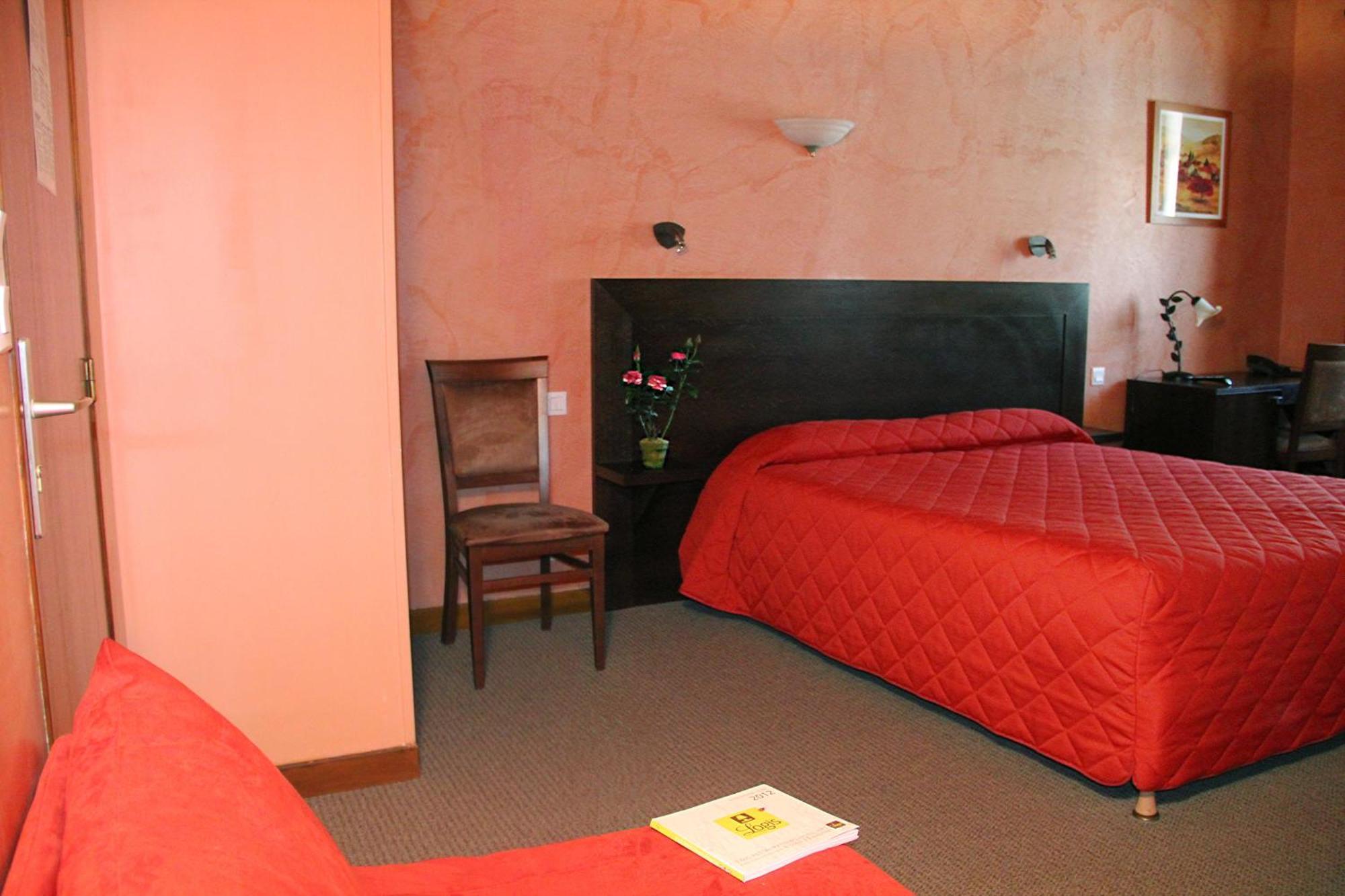 Hotel Logis Des Trois Maures Couches Exterior foto