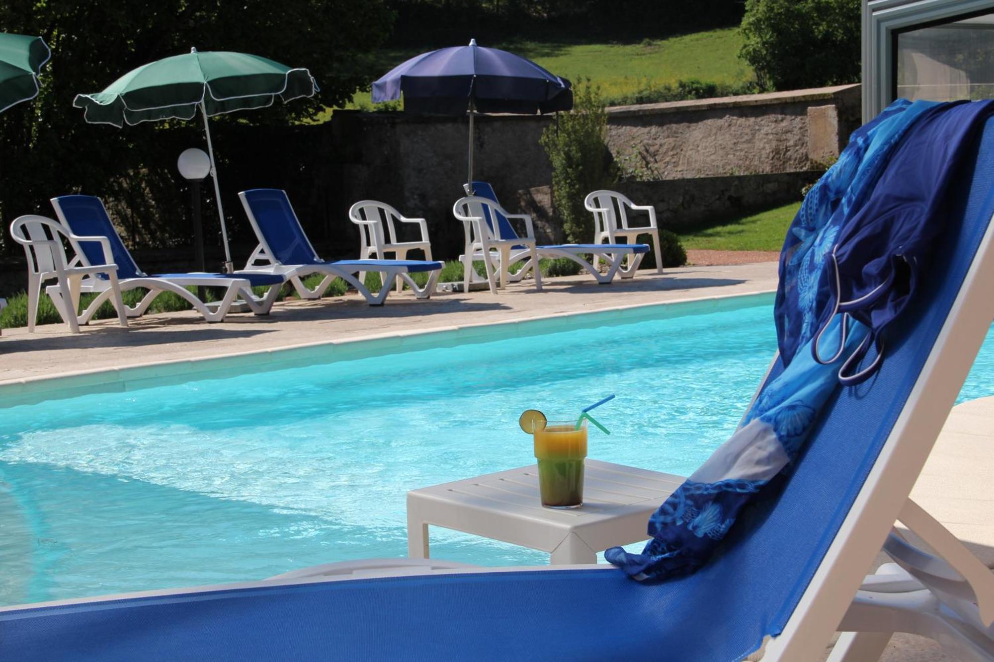 Hotel Logis Des Trois Maures Couches Exterior foto