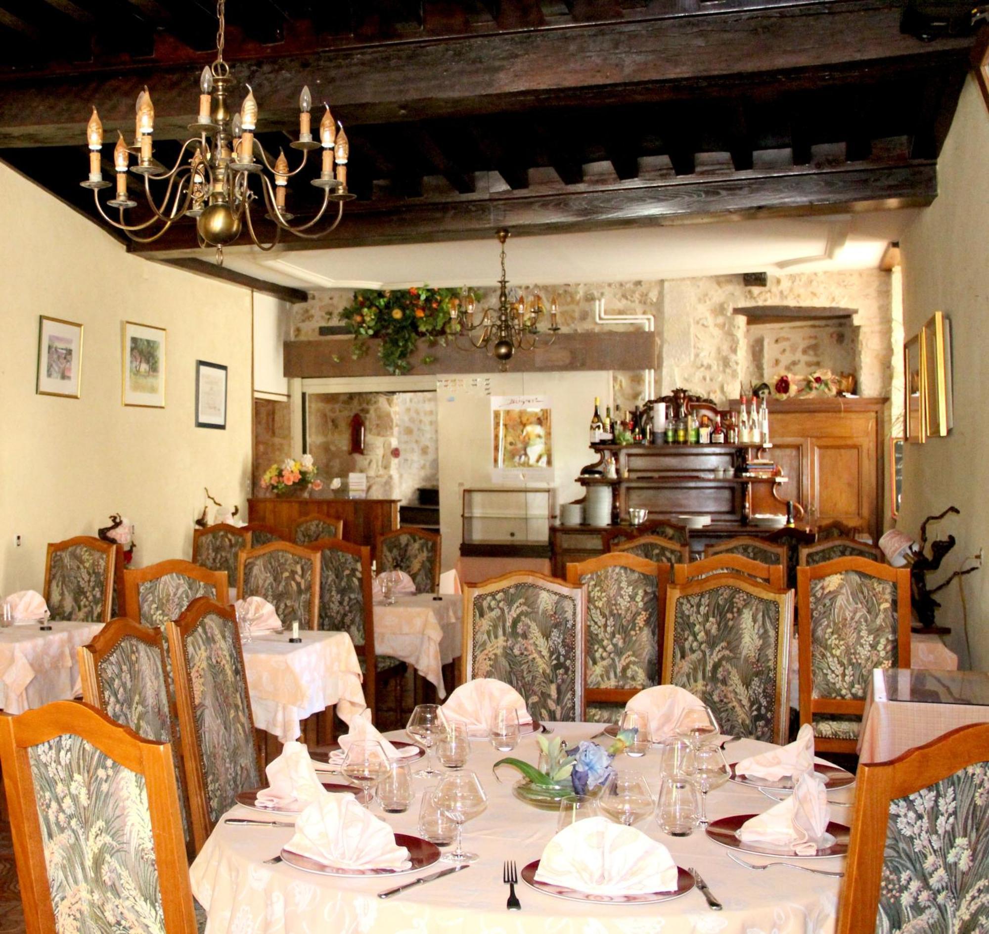Hotel Logis Des Trois Maures Couches Exterior foto