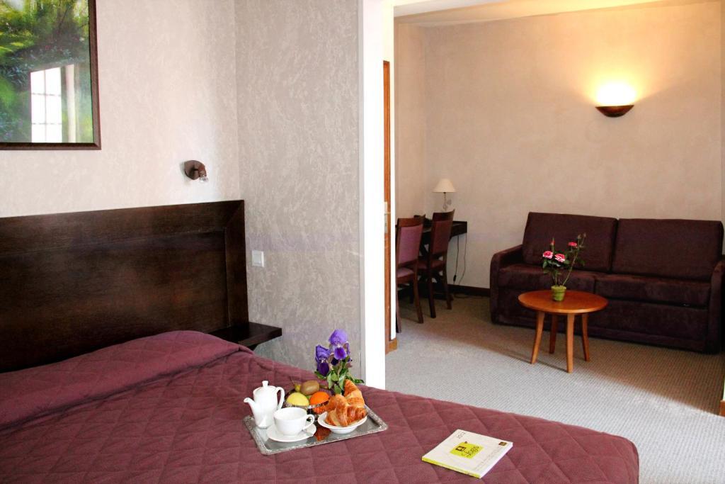 Hotel Logis Des Trois Maures Couches Zimmer foto