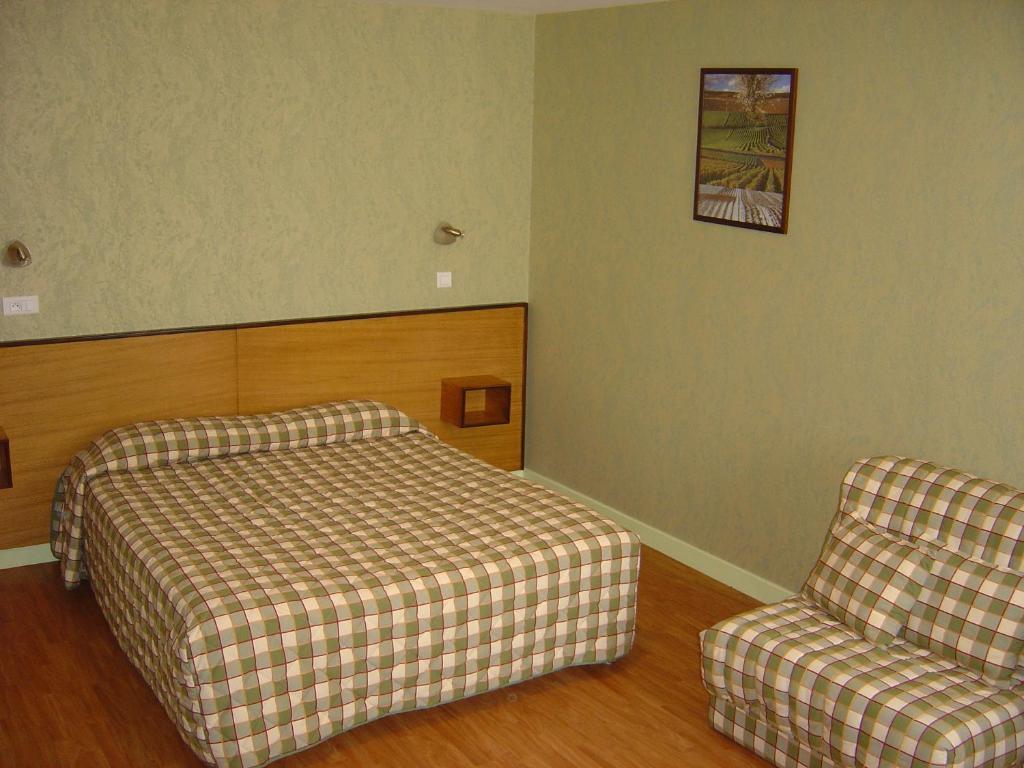 Hotel Logis Des Trois Maures Couches Exterior foto