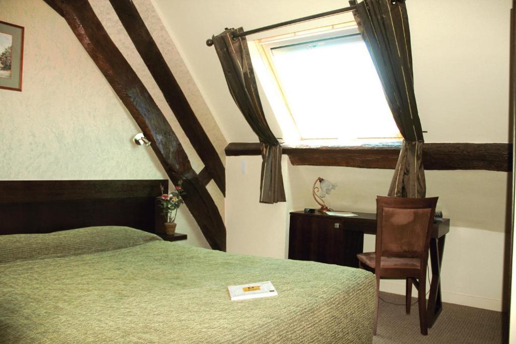 Hotel Logis Des Trois Maures Couches Zimmer foto