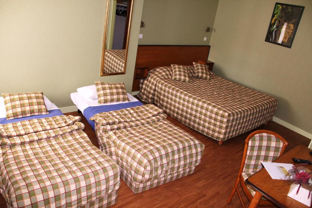 Hotel Logis Des Trois Maures Couches Zimmer foto