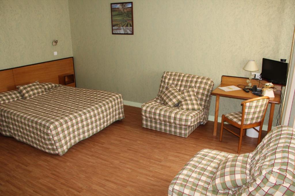 Hotel Logis Des Trois Maures Couches Zimmer foto