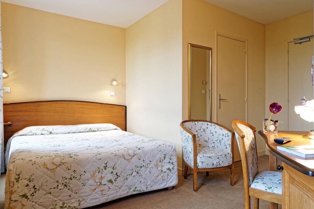 Hotel Logis Des Trois Maures Couches Exterior foto
