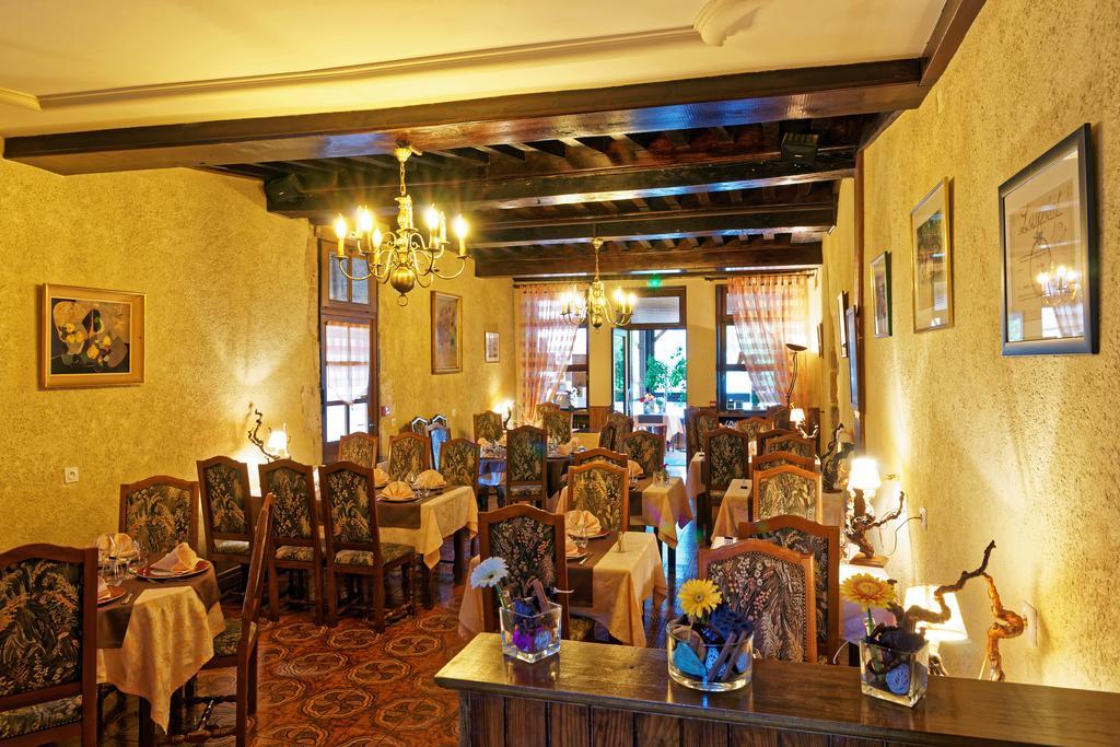 Hotel Logis Des Trois Maures Couches Exterior foto