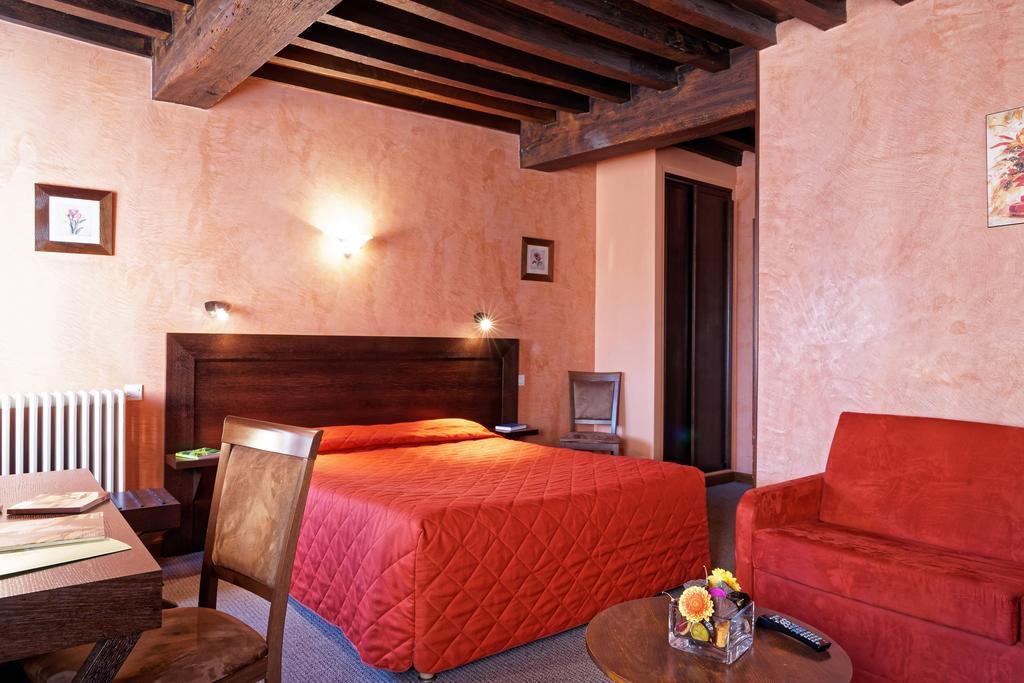Hotel Logis Des Trois Maures Couches Exterior foto