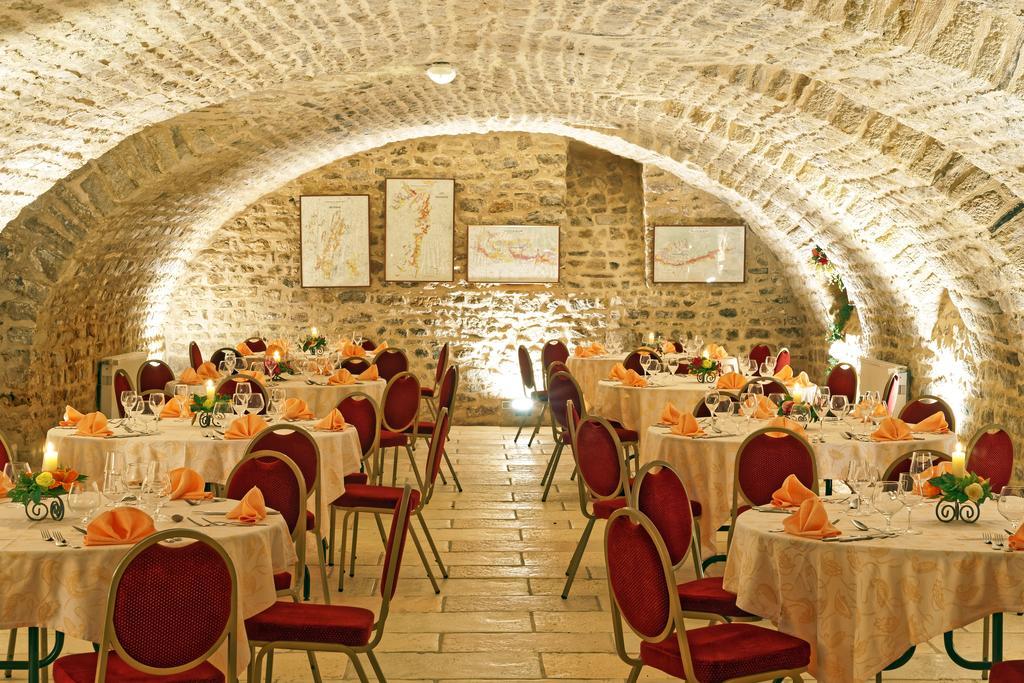 Hotel Logis Des Trois Maures Couches Exterior foto