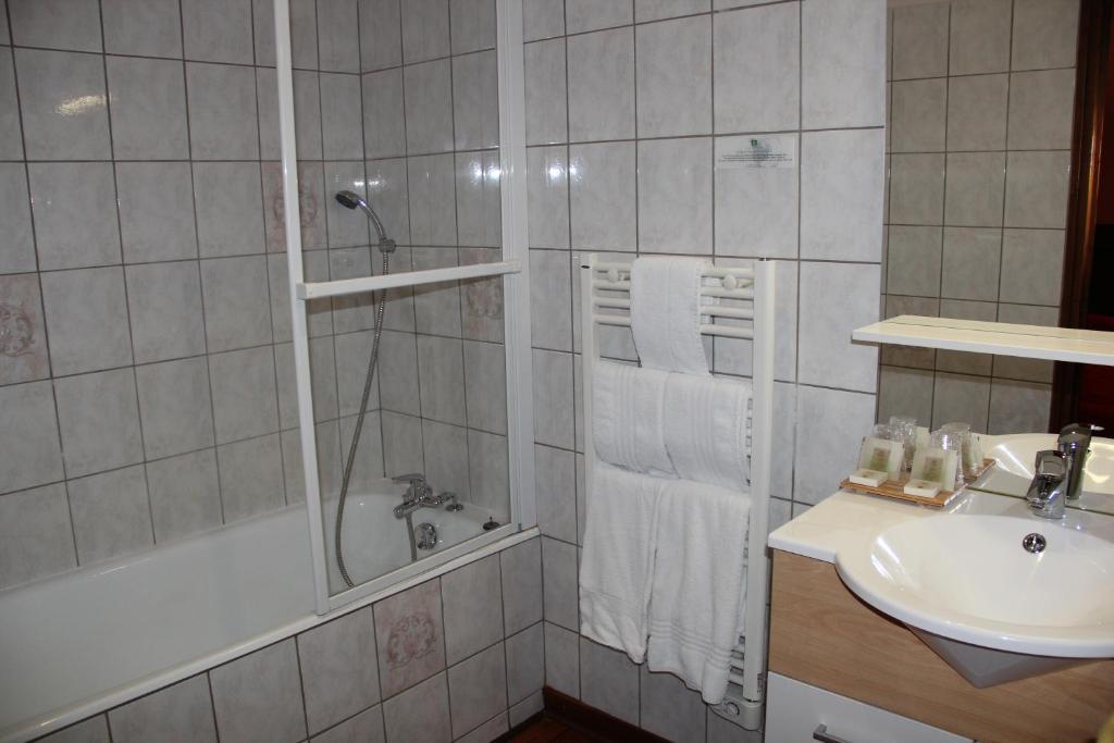 Hotel Logis Des Trois Maures Couches Zimmer foto