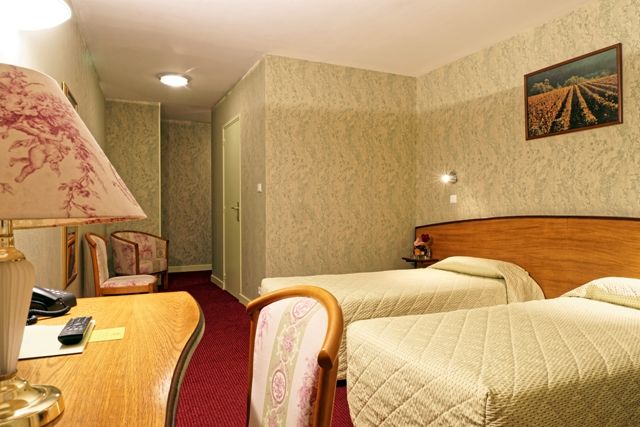 Hotel Logis Des Trois Maures Couches Exterior foto