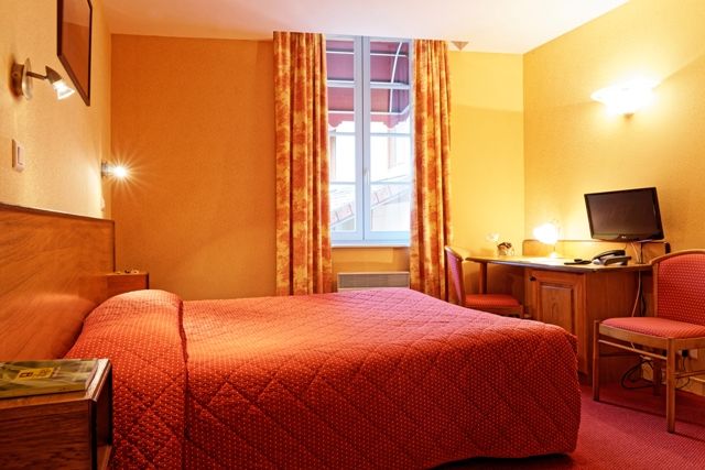 Hotel Logis Des Trois Maures Couches Exterior foto