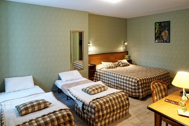Hotel Logis Des Trois Maures Couches Exterior foto