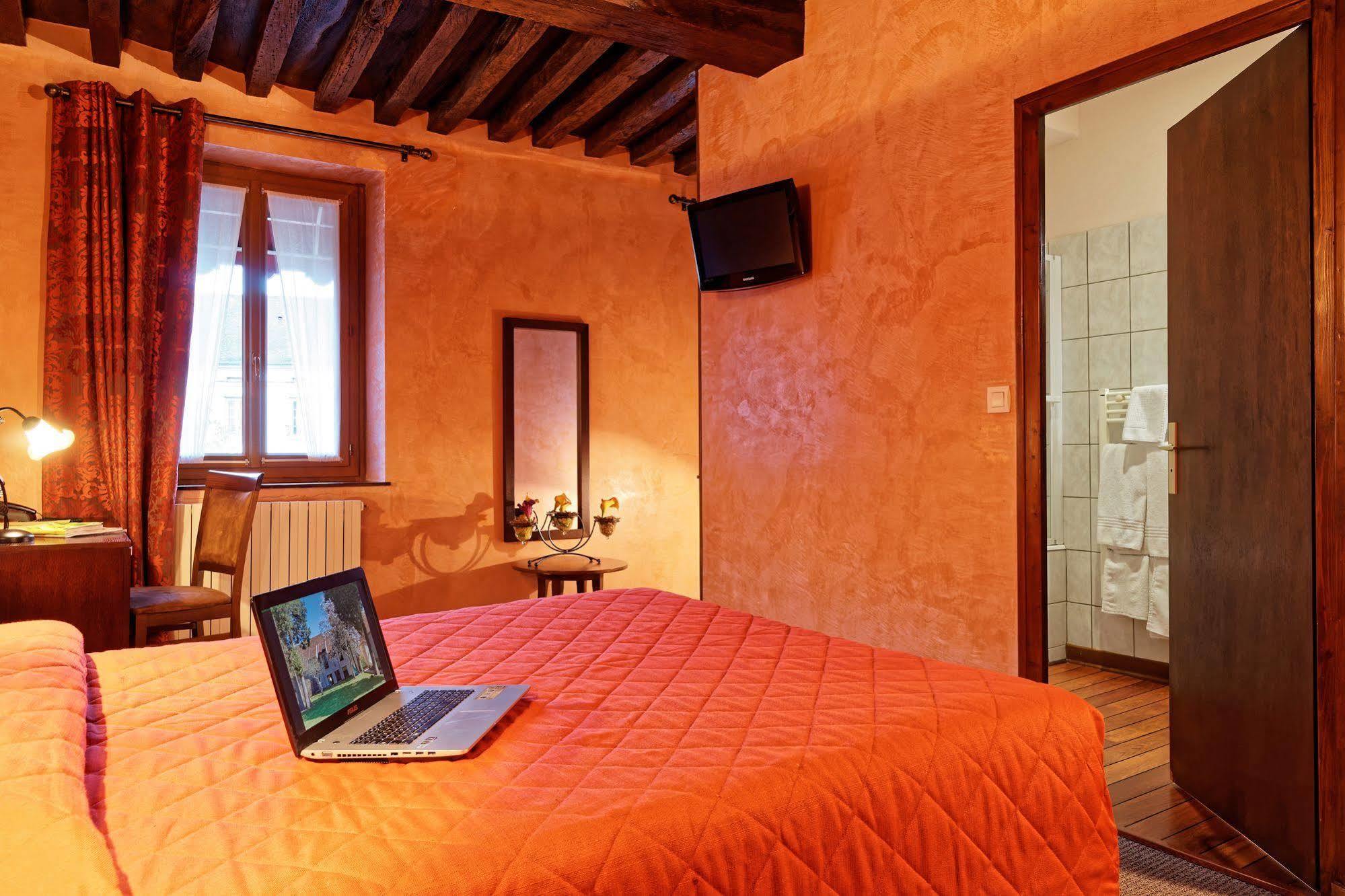 Hotel Logis Des Trois Maures Couches Exterior foto