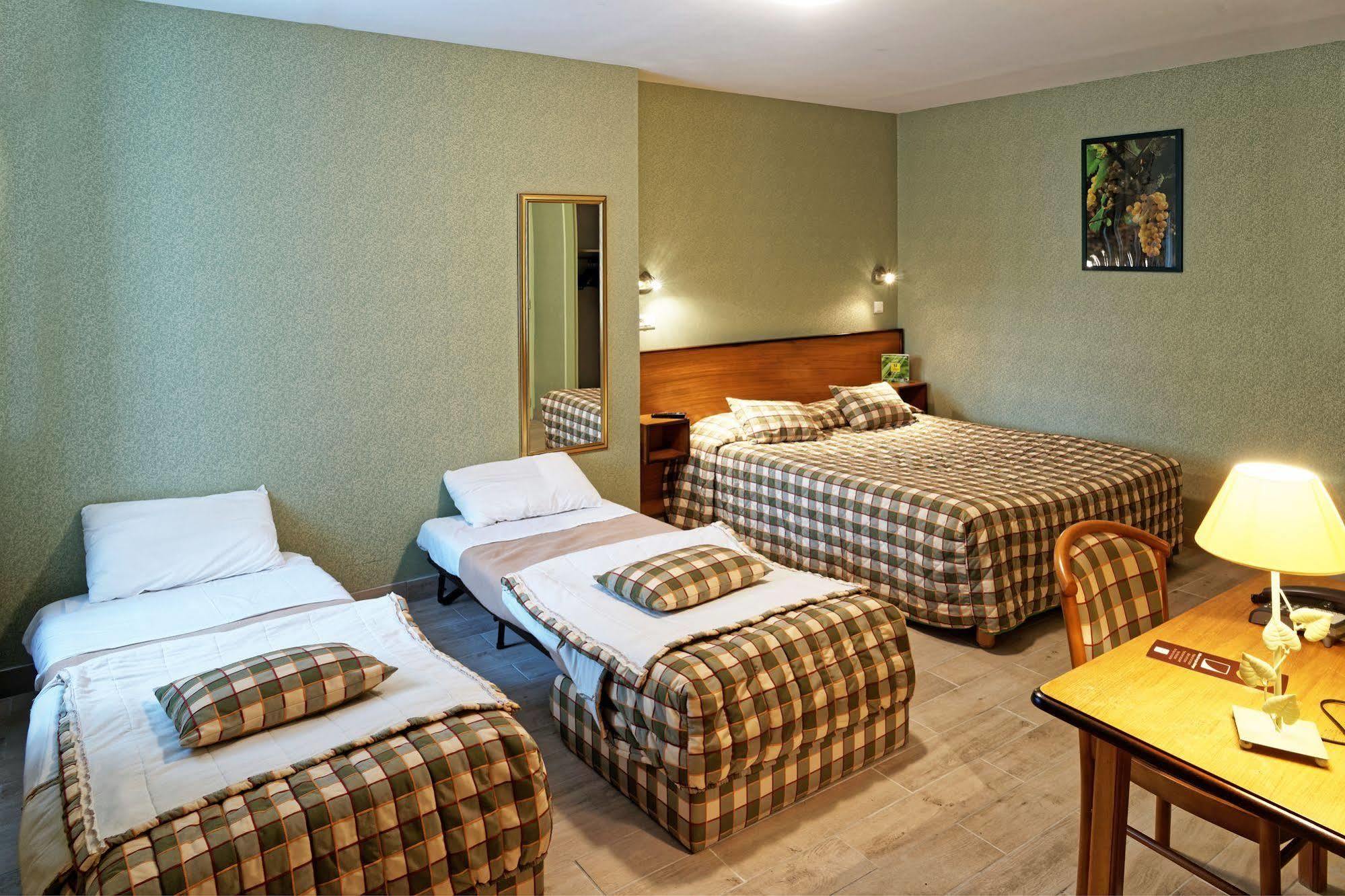 Hotel Logis Des Trois Maures Couches Exterior foto