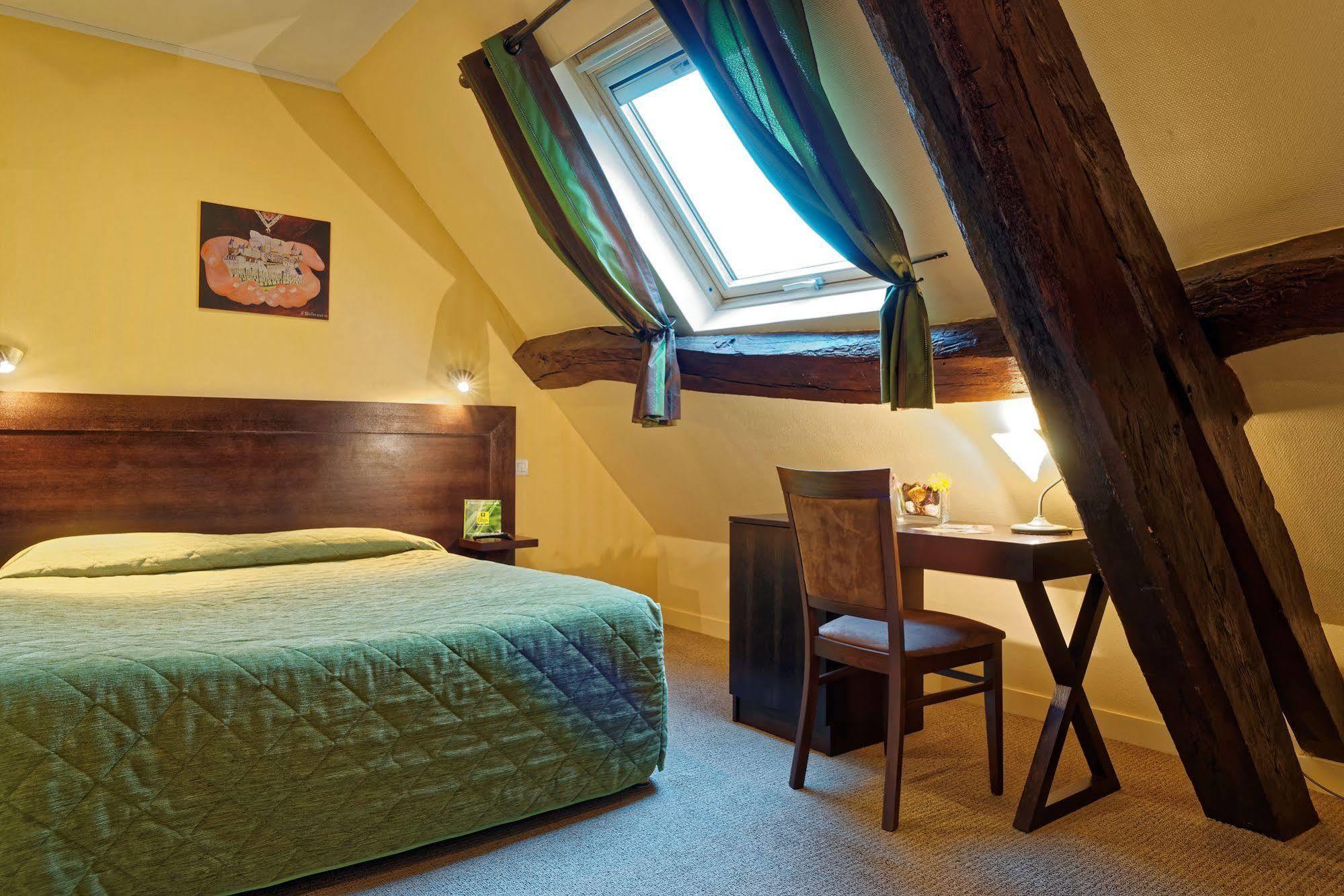 Hotel Logis Des Trois Maures Couches Exterior foto